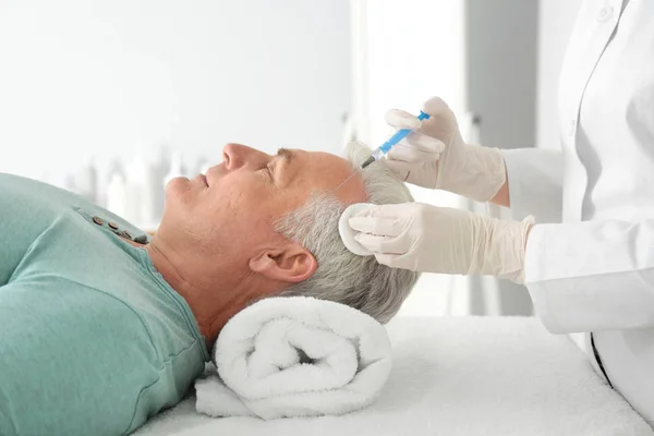 Homme âgé avec problème de perte de cheveux recevant l'injection dans le salon — Photo