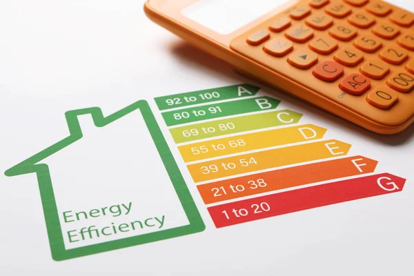 Gráfico de classificação de eficiência energética e calculadora, close-up — Fotografia de Stock