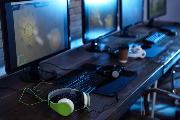Internet café com computadores modernos para jogar videogames — Fotografia de Stock