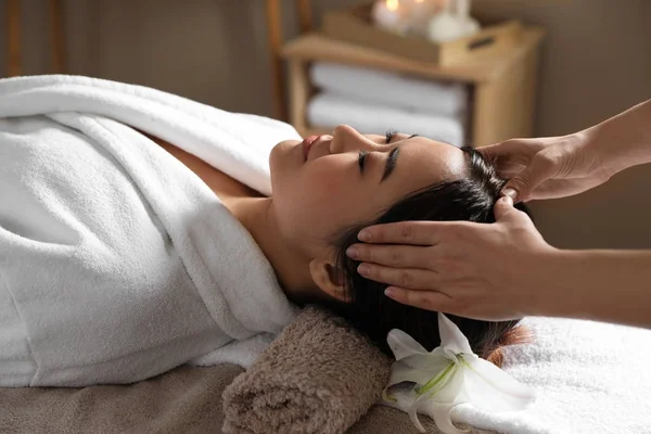 Schön asiatische Frau bekommen Kopf Massage in spa salon — Stockfoto