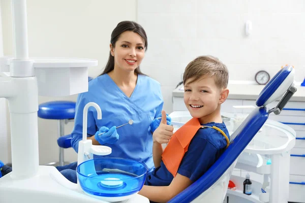 Профессиональный дантист и маленький мальчик в клинике — стоковое фото