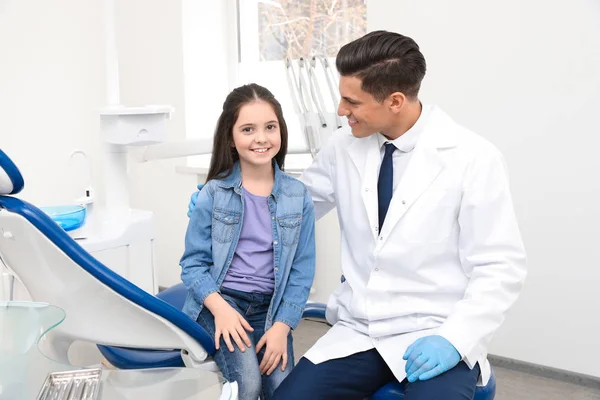 Dentista profissional e menina na clínica — Fotografia de Stock