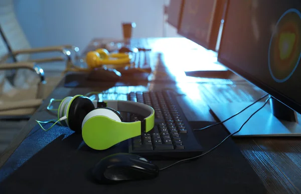 Internet café com computadores modernos para jogar videogames — Fotografia de Stock