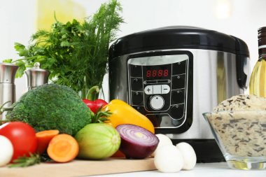 Modern çok Ocak ve masa üzerinde ürünler