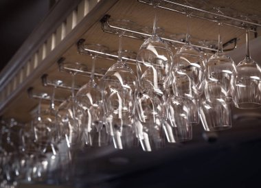 Çubuk raflar üzerinde boş temiz gözlük seti