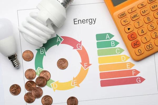 Ploché složení s ratingem a kalkulačkou energetické účinnosti na bílém pozadí — Stock fotografie