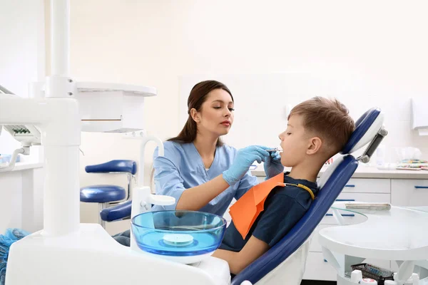Dentista professionista che lavora con il bambino in clinica — Foto Stock