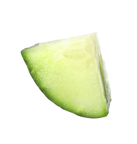 Čerstvé zelené okurky nakrájejte na bílé pozadí — Stock fotografie