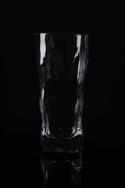 Новый пустой высокий стакан на черном фоне — стоковое фото