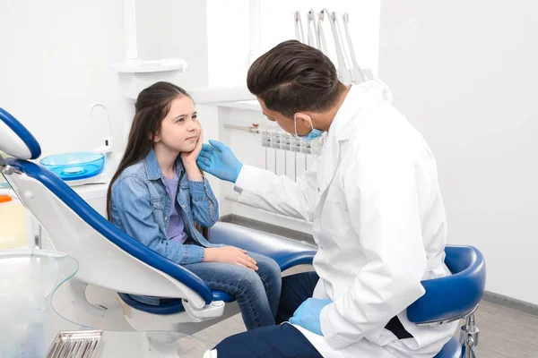 Dentista profissional trabalhando com a menina na clínica — Fotografia de Stock