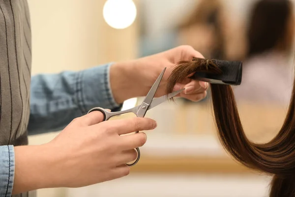 Barbier faire coiffure élégante avec des ciseaux professionnels dans le salon de beauté, gros plan — Photo