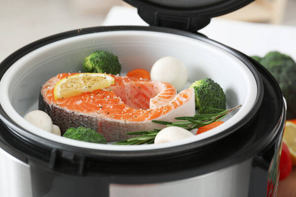 Стейк из лосося с гарниром в мультипликаторе, крупным планом
