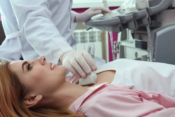 Arzt führt Ultraschalluntersuchung der Schilddrüse in Klinik durch — Stockfoto