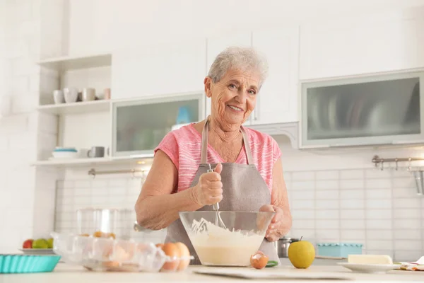 Portrait de belle grand-mère cuisine dans la cuisine — Photo