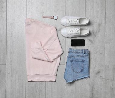 Ahşap katta şık kadın giysileri ile düz yatıyordu kompozisyon