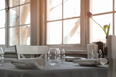 Restoranda plakalı ve boş bardakları olan masa