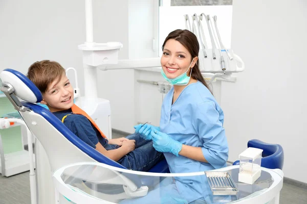 Professionale dentista e bambino in clinica — Foto Stock