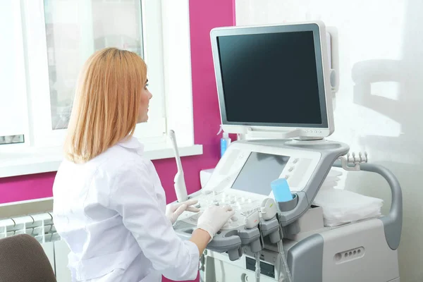 Doktor analyzuje výsledky ultrazvukového diagnostického systému na pracovišti. Místo pro text — Stock fotografie