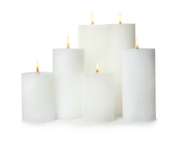 Beyaz arka planda birçok yanıyor Wax mumlar