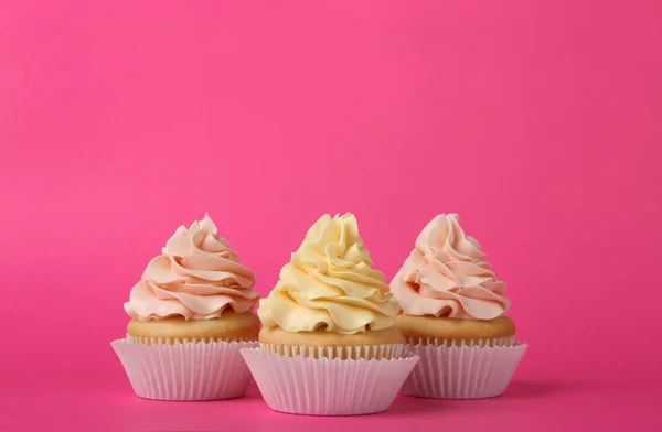 Gâteaux savoureux avec crème sur fond rose — Photo
