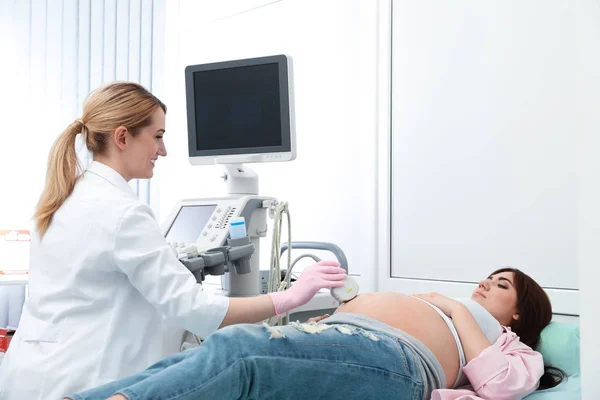 Junge Schwangere unterzieht sich in moderner Klinik einer Ultraschalluntersuchung — Stockfoto