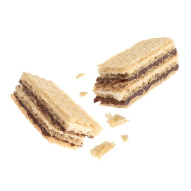 Beyaz arka planda lezzetli kırık tatlı gofret