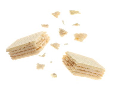 Beyaz arka planda lezzetli kırık tatlı gofret