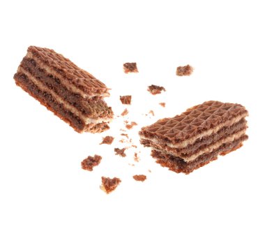 Beyaz arka planda lezzetli kırık tatlı gofret