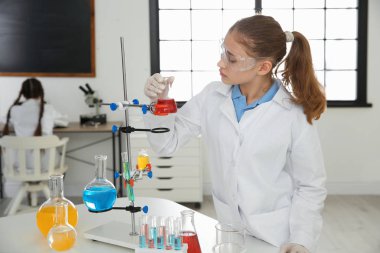 Akıllı öğrenci kimya sınıfında deney yapma