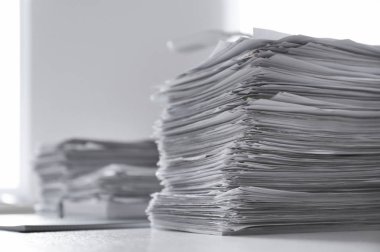 Ofis masasında evrak yığınları