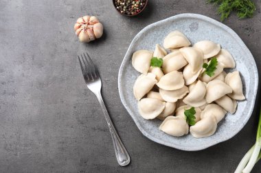 Taş yüzeyde metin için lezzetli pişmiş köfte ve alan ile düz yatıyordu kompozisyon