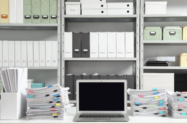 Dizüstü ve ofis masasında belgeler. Metin alanı