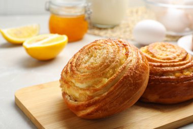 Masa üzerinde lezzetli çörekler ile ahşap tahta, closeup. Fırından taze
