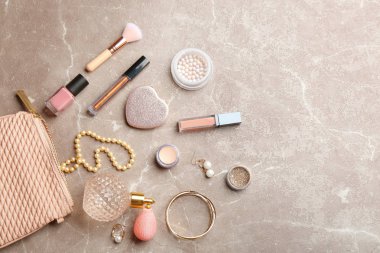 Mermer masa üzerinde parfüm, mücevher ve kozmetik ürünleri ile düz yatıyordu kompozisyon, metin için alan