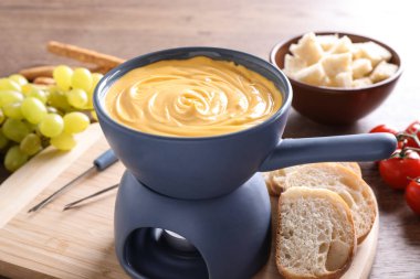 Masada peynir fondü ve ekmek pot ile Board