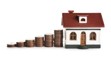 Beyaz izole ev ve yığılmış paralar modeli