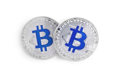 Beyaz, üst görünümde izole Bitcoins. Dijital para birimi