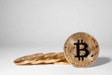 Işık arka planda parlak altın Bitcoins, metin için alan. Dijital para birimi
