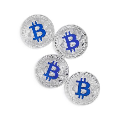 Beyaz, üst görünümde izole Bitcoins. Dijital para birimi