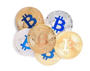 Beyaz, üst görünümde izole Bitcoins yığını. Dijital para birimi