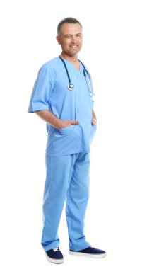 Tam uzunlukta portre deneyimli doktor beyaz arka planda üniforma. Tıbbi Servis