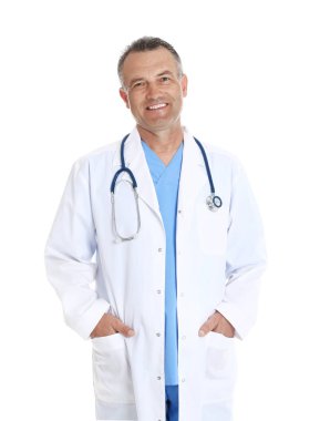 Beyaz arka planda üniformalı deneyimli Doktor portresi. Tıbbi Servis