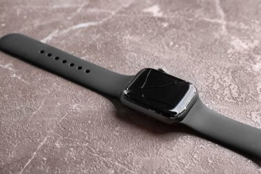 Mermer arka planda kırık akıllı saat, closeup. Onarım hizmeti