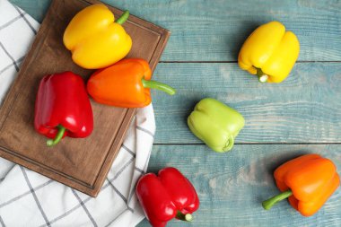 Mavi ahşap masada taze olgun biber ile düz yatıyordu kompozisyon