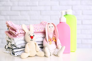 Beyaz tuğla duvar yakın masada Bebek Aksesuarları