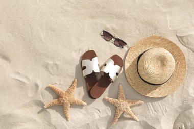 Kum üzerinde plaj aksesuarları ile düz yatıyordu kompozisyon