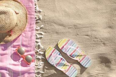 Kum üzerinde plaj aksesuarları ile düz yatıyordu kompozisyon. Metin alanı