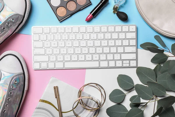 Composición plana con teclado y material de bloguero sobre fondo de color — Foto de Stock
