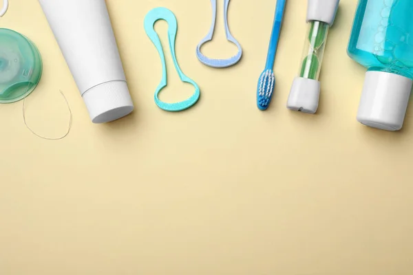 扁平的铺设组合物与舌头清洁剂和牙齿护理产品的颜色背景。文本空间 — 图库照片