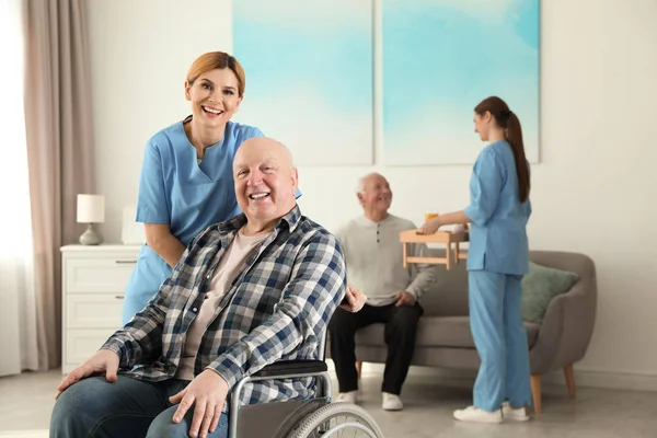 은퇴 가정에서 노인을 돕는 간호사 — 스톡 사진